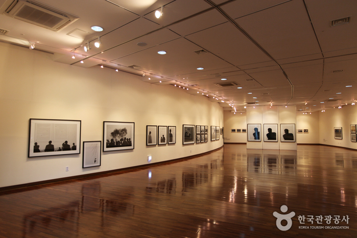 บรรยากาศภายในพิพิธภัณท์ภาพถ่ายเมืองดองกัง Donggang Photography Museum 