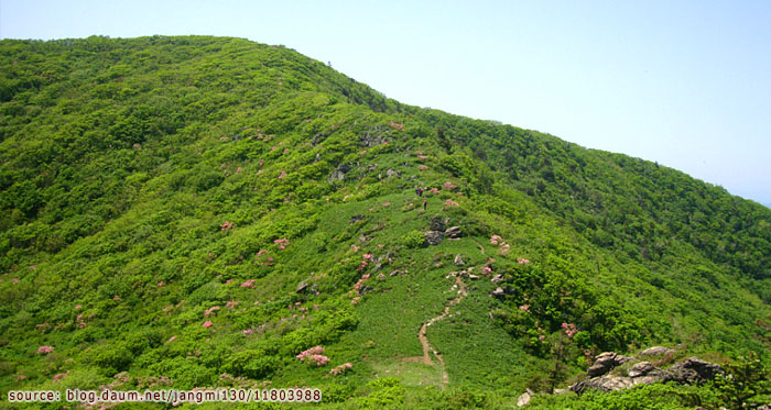 บรรยากาศทางเดินบนสันเขาของภูเขาบังแตซาน Bangtaesan Mountain