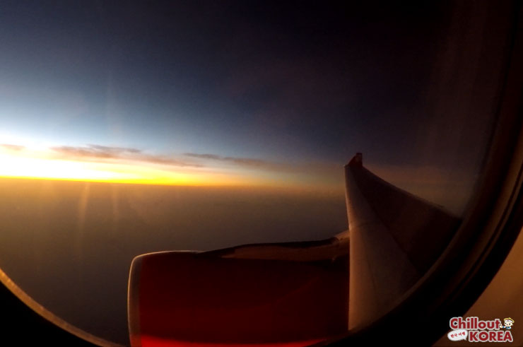 วิวสวยๆตอนพระอาทิตย์กำลังจะขึ้น จากบนเครื่องบิน