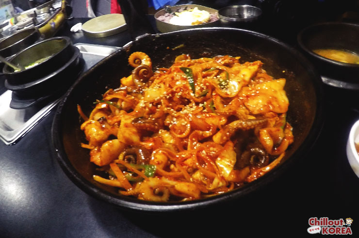 ปลาหมึกผัดซอสเกาหลี รสชาติเข้มข้น ทานกับข้าวสวยร้อนๆ อร่อยเหาะ